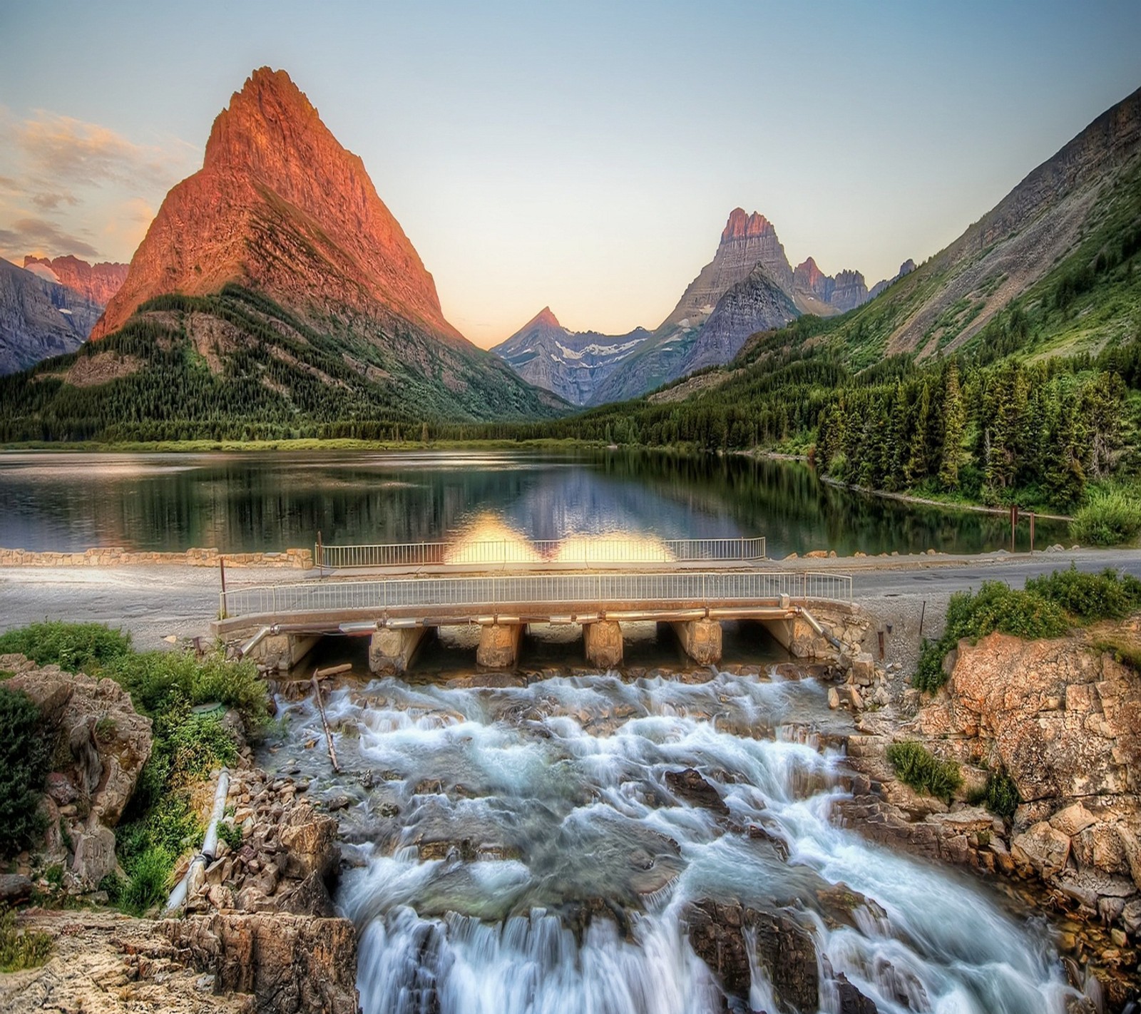 Un pont au-dessus d'une petite rivière dans les montagnes (génial, beauté, pont, nature, vue)