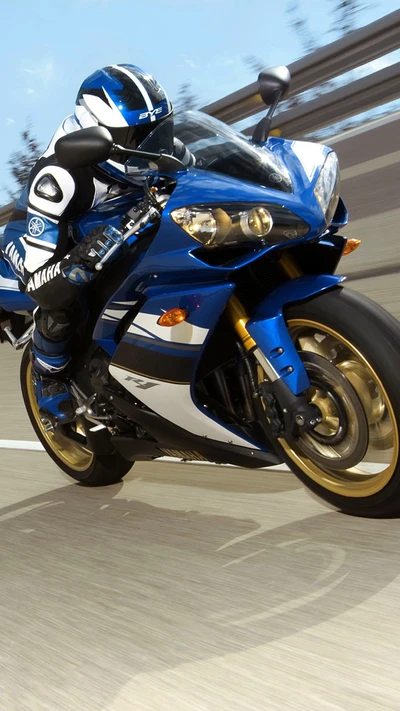 Yamaha R1: La Máquina Azul de Velocidad en Movimiento