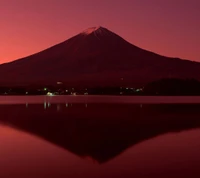 Montaña majestuosa bajo un cielo rojo reflejo