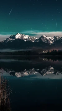 Noche serena reflejo de montañas cubiertas de nieve