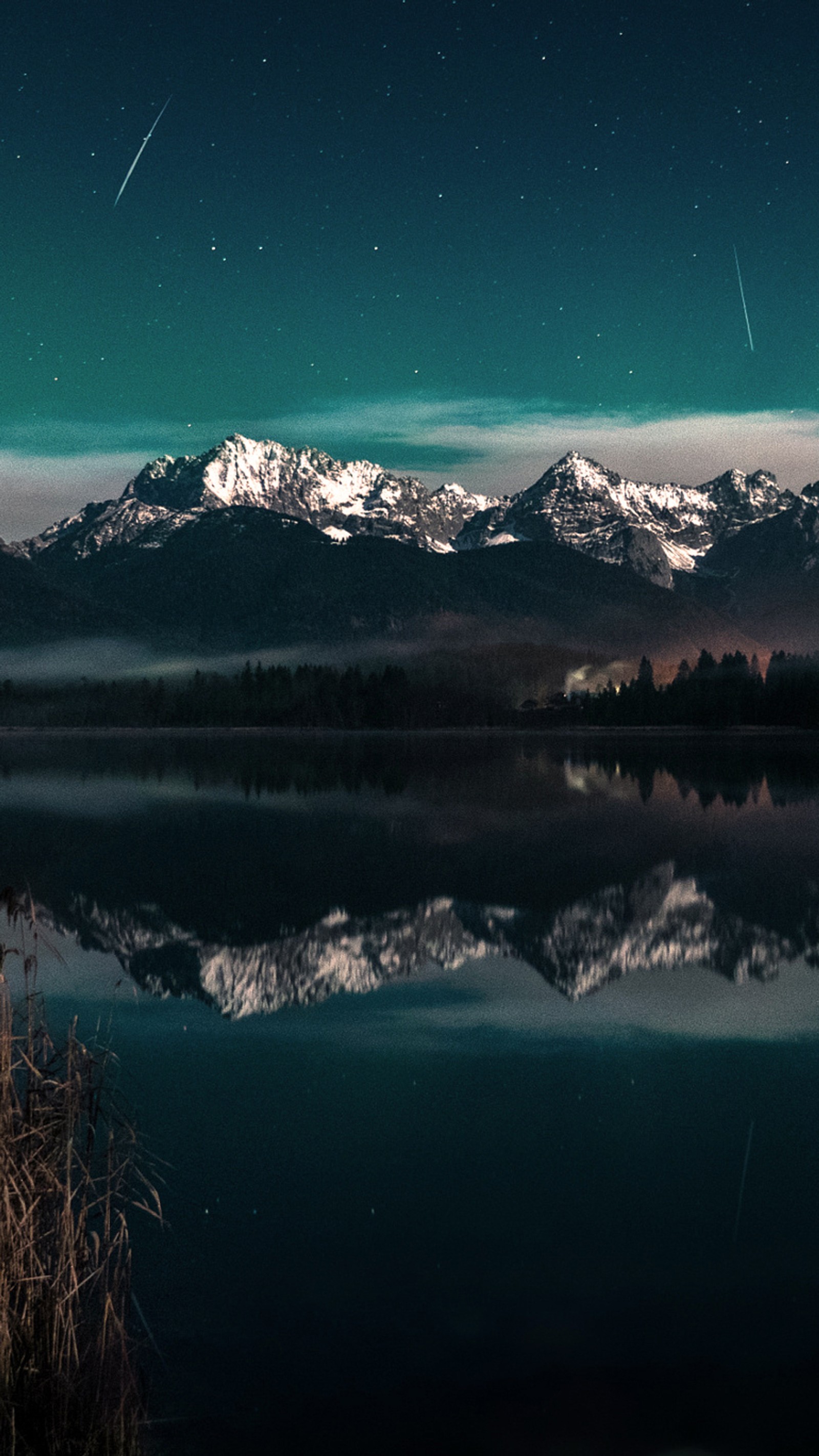 As montanhas se refletem na água tranquila de um lago (montanha, noite, reflexo)