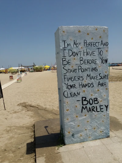 Mensagem reflexiva de Bob Marley na praia olímpica, Grécia