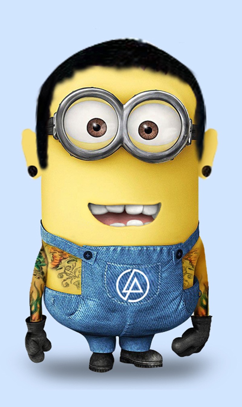 Крупный план мультяшного персонажа с татуировкой на руке (честер, chester, linkin park, minion, новый)