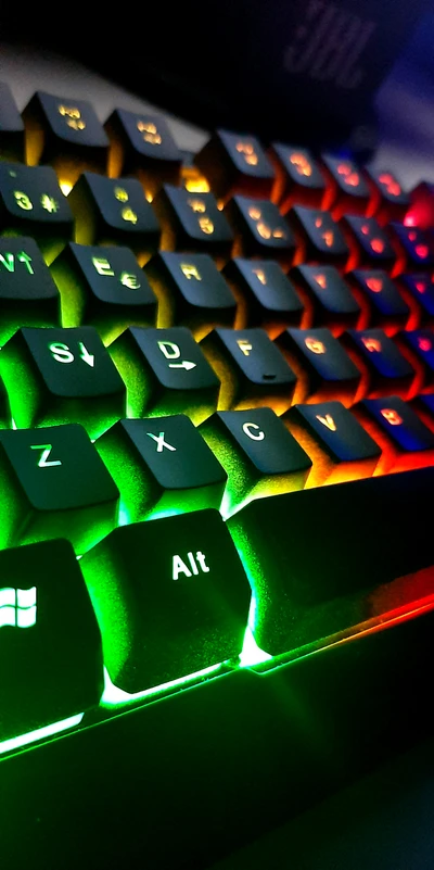 Teclado gamer iluminado com cores LED vibrantes