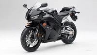 Moto esportiva Honda CBR preta com carenagem elegante e design moderno, exibindo os recursos da série Honda CBR.