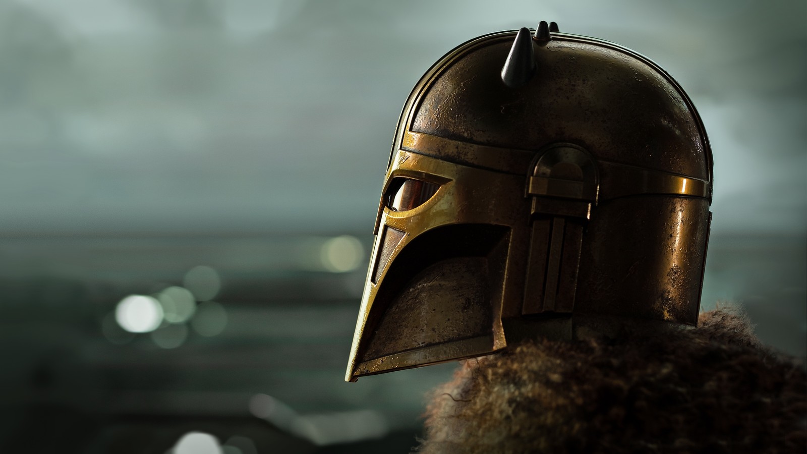 Hay un casco en la cabeza de un hombre con un cuello de piel (el mandaloriano, armorer helmet, beskar armor, gráficos cgi, graphics cgi)