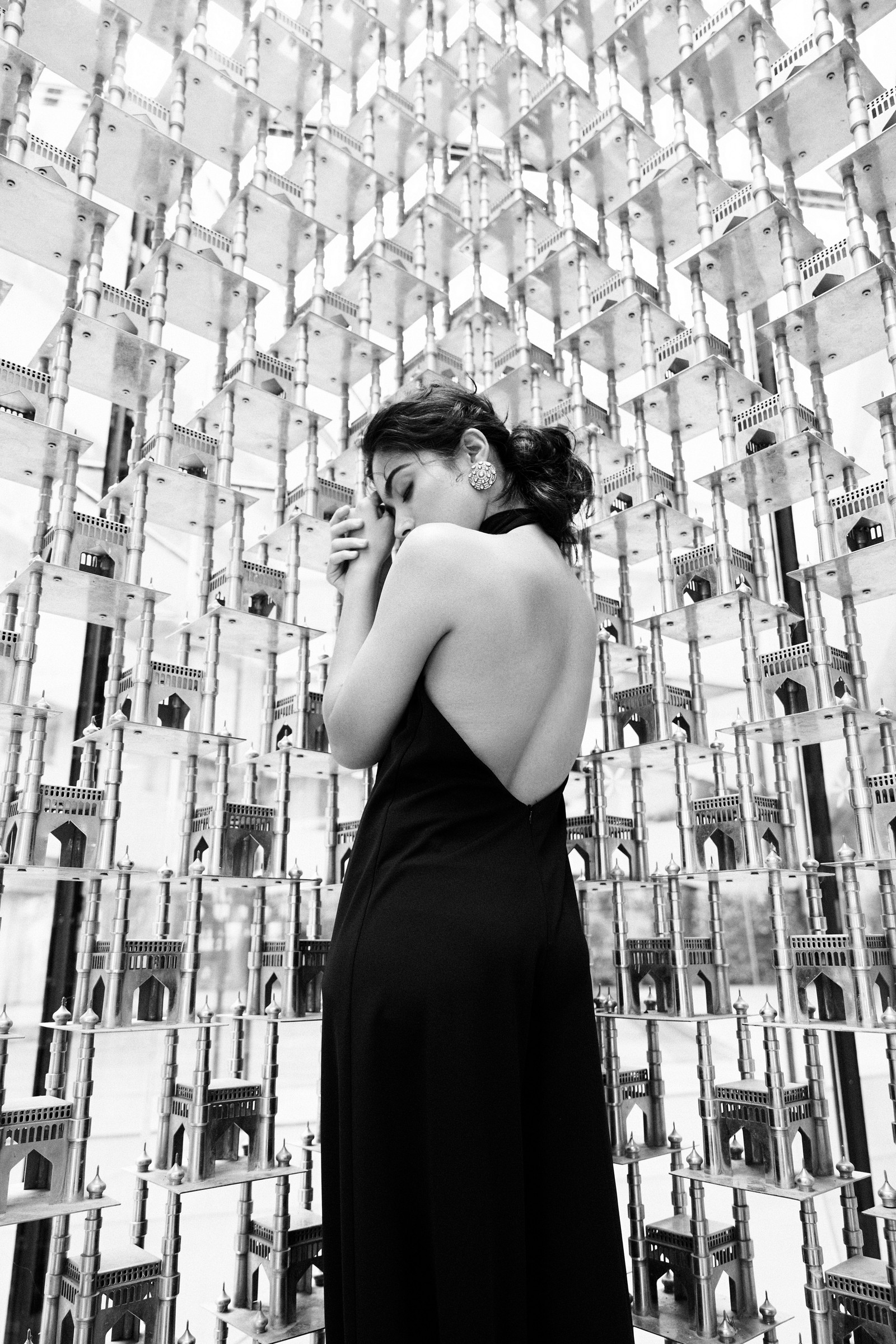 Mujer desenfocada en un vestido negro de pie frente a una pared de espejos (rashmika mandanna, monocromo, actriz india, 5k, blanco y negro)