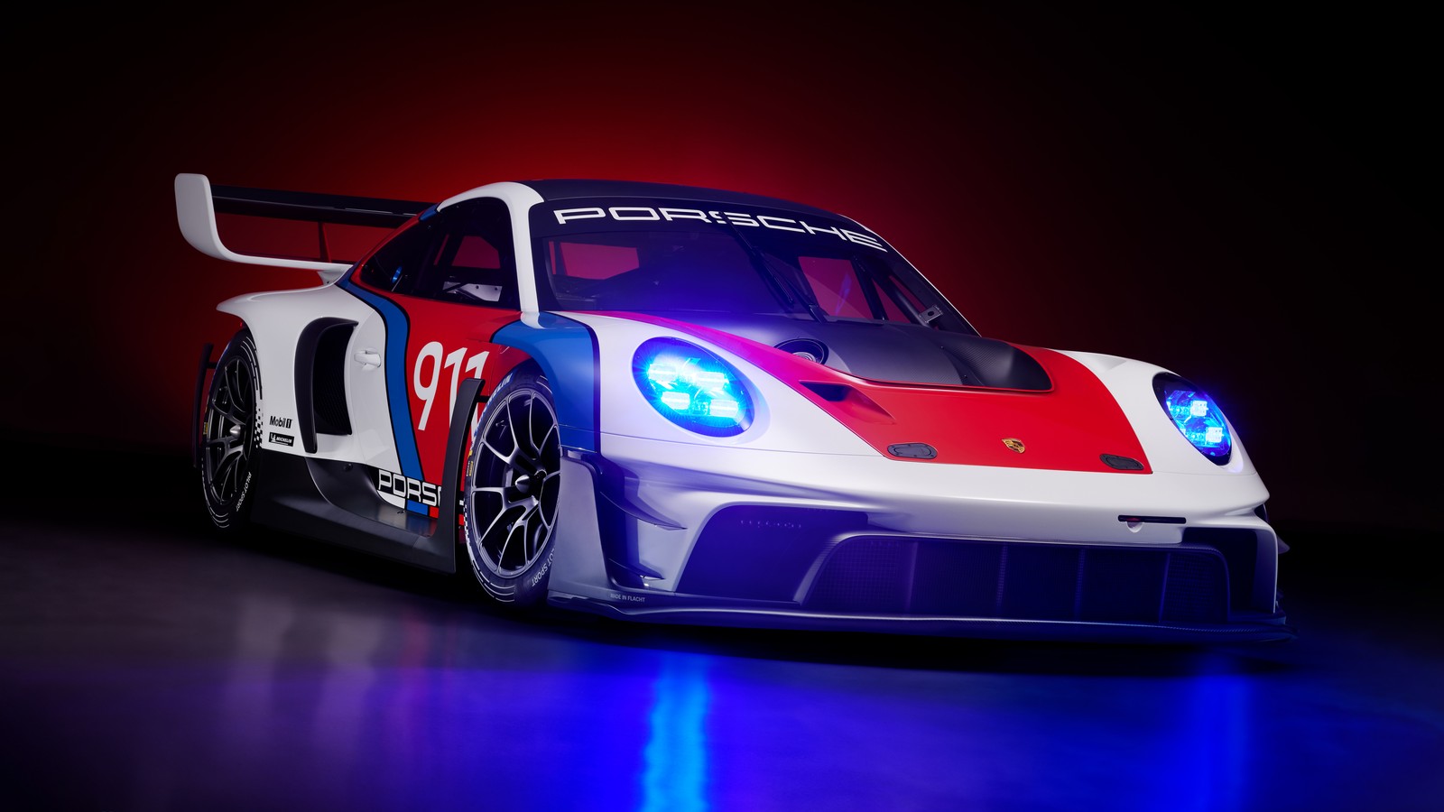 Um carro de corrida porsche branco e vermelho com luzes azuis (porsche 911 gt3 r, 8k, 5k, 2023, carros)