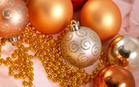 Elegante Weihnachtsornamente und goldene Perlen