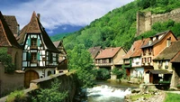 Encantador pueblo de Colmar, situado junto a un pintoresco curso de agua y paisaje montañoso