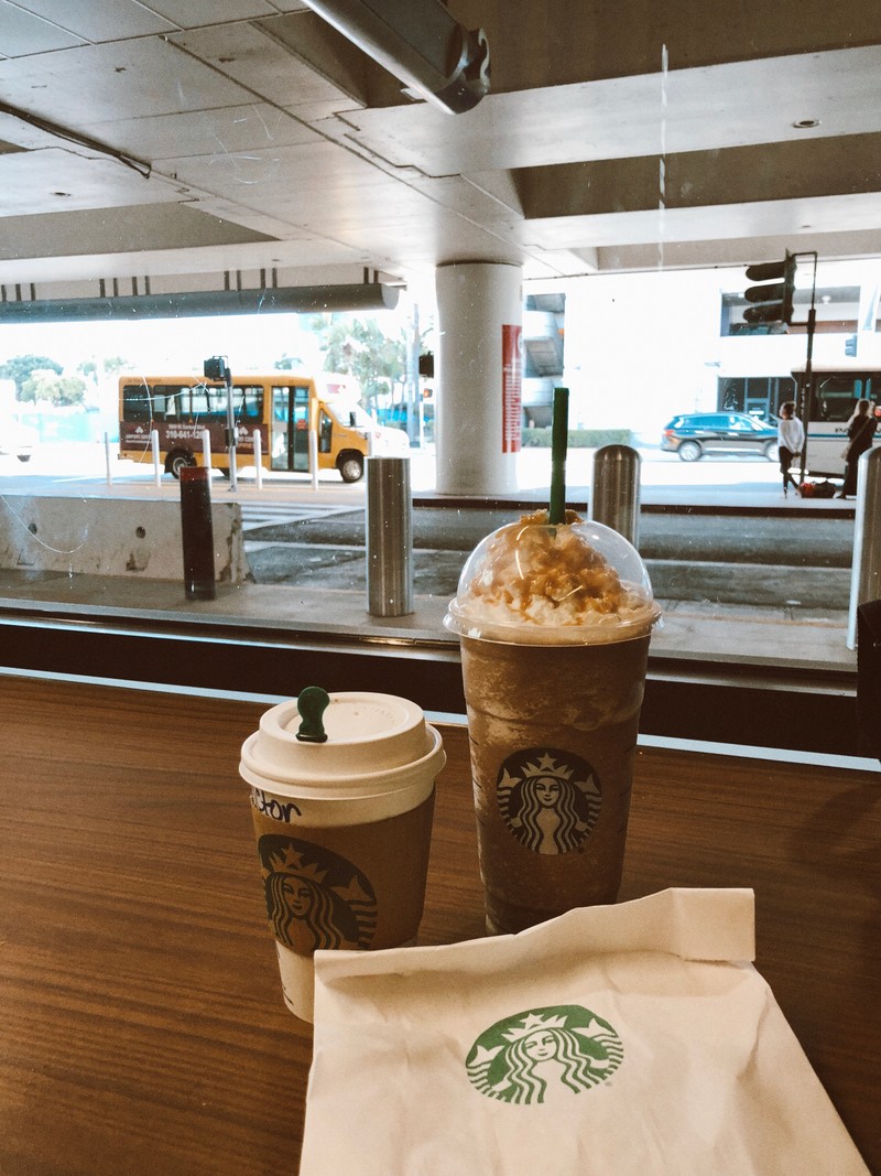 Кофе старбакс и сумка на столе в кафе старбакс (старбакс, starbucks, пол, напольное покрытие, дизайн интерьера)