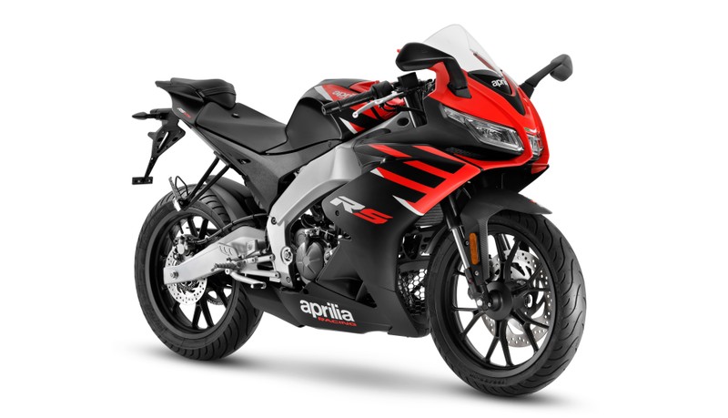 Крупный план красного и чёрного мотоцикла на белом фоне (aprilia rs 125, 2021, белый фон, 5k, 8k)