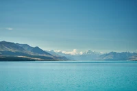 Lago glacial tranquilo rodeado de majestuosa cordillera