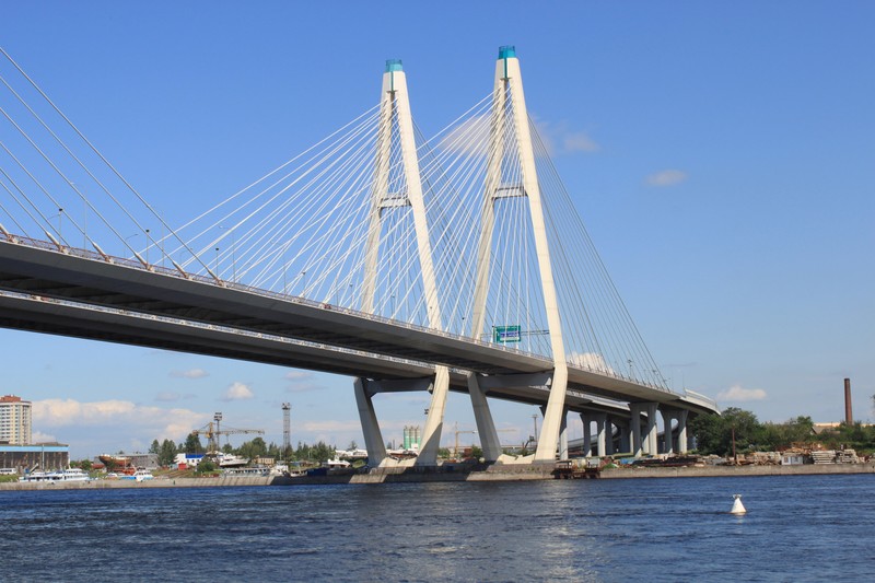 Мост через воду с лодкой в воде (вантовый мост, мост, экстрадозный мост, подвесной мост, небесный путь)