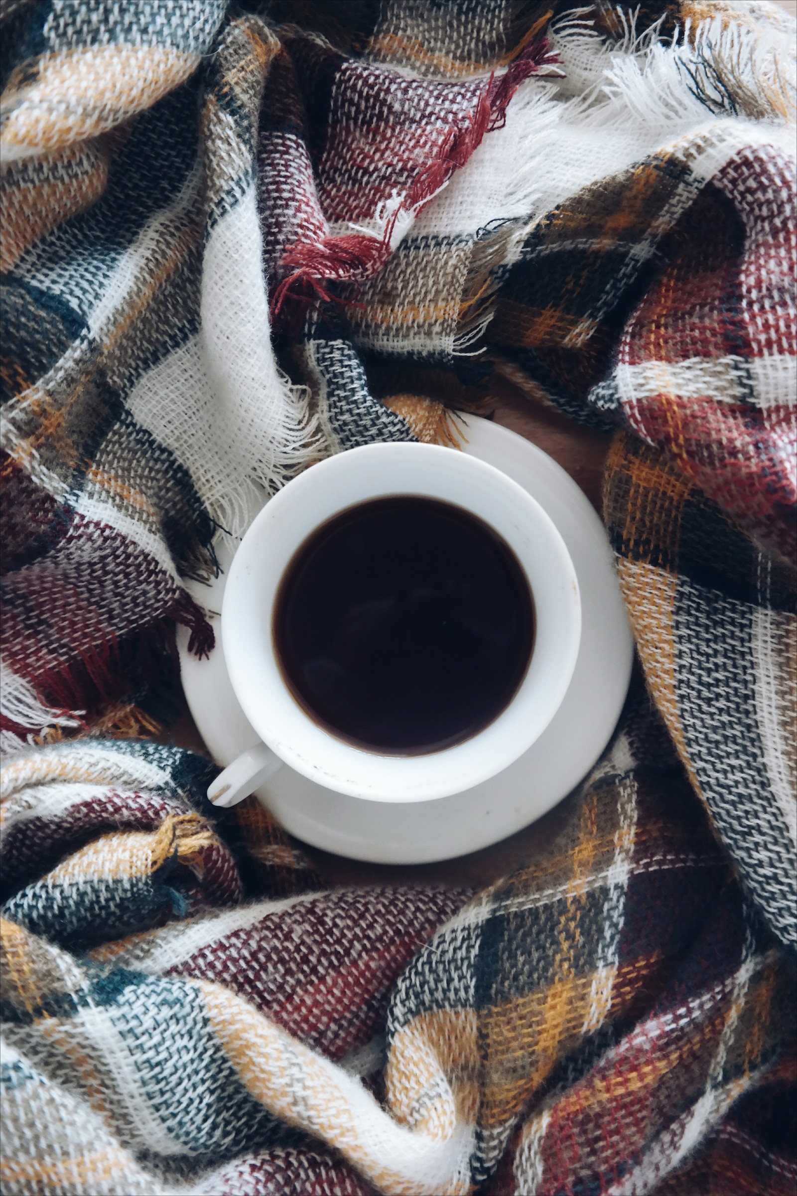 Nahaufnahme einer tasse kaffee auf einer decke (kaffee, kaffeetasse, tasse, koffein, weltweites netz)