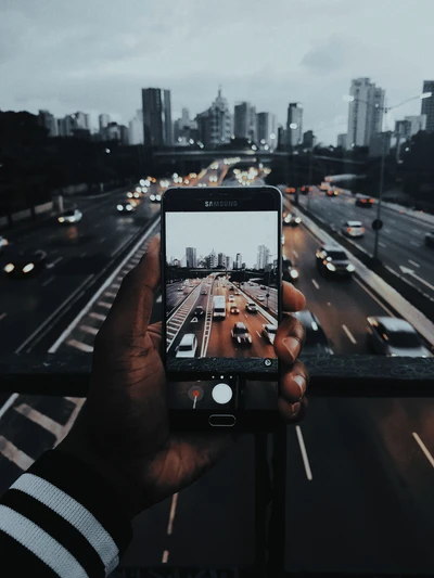 Das Einfangen des urbanen Lebens: Wolkenkratzer und Verkehr durch das Smartphone-Objektiv