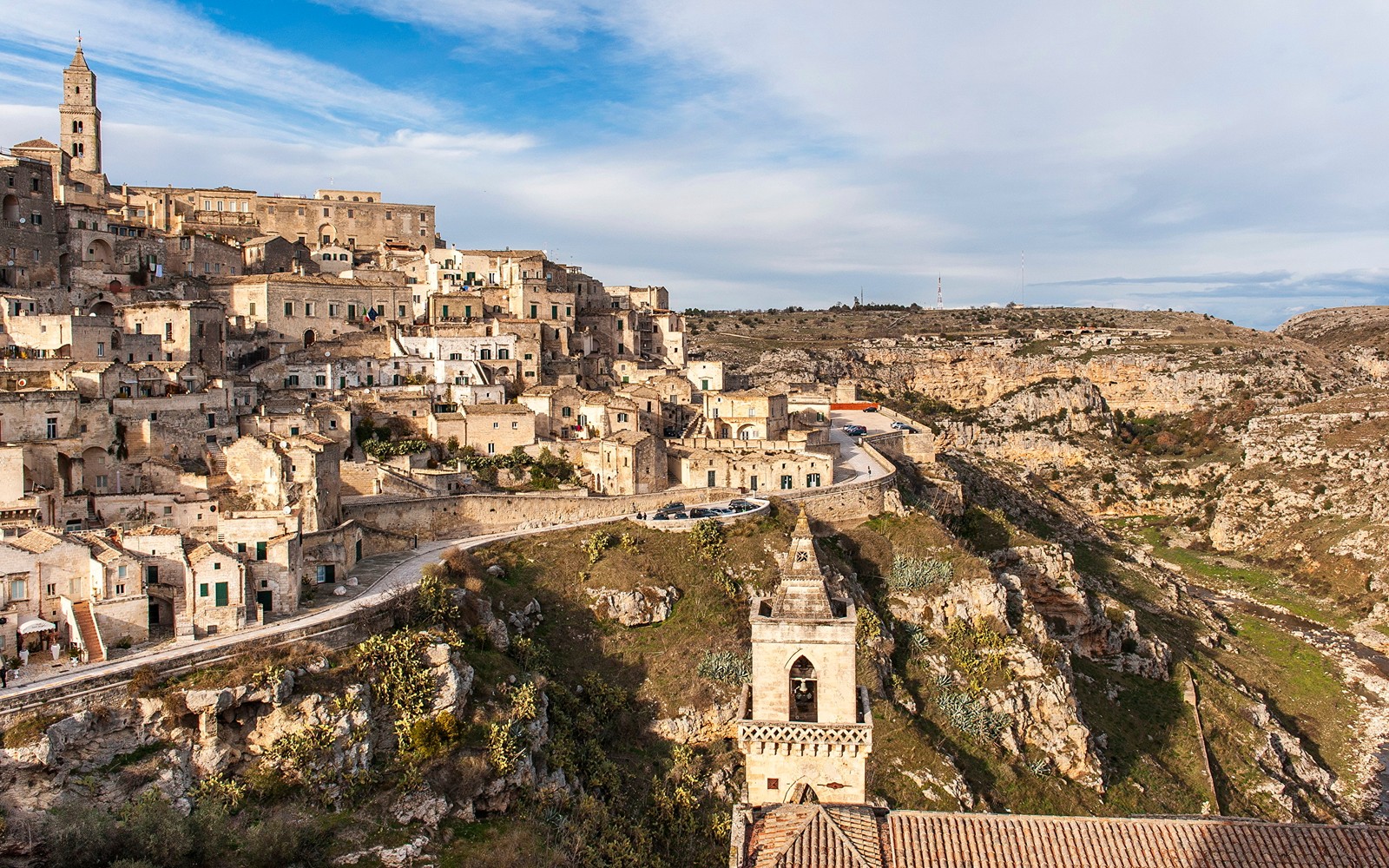 Una vista de un pueblo en una colina con una torre del reloj (pueblo, sitio histórico, ciudad, fortificación, arquitectura medieval)