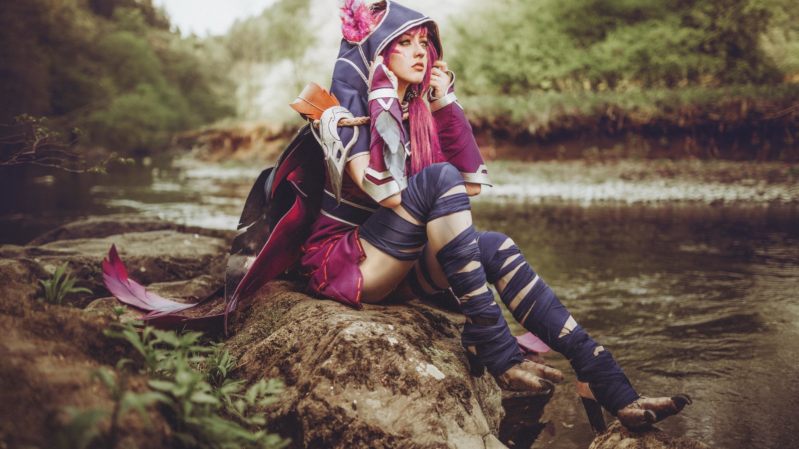 Женщина сидит на камне рядом с рекой со мечом (league of legends, косплей, cosplay, лицо, вода)