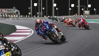 Course nocturne passionnante dans MotoGP 22 : Action de moto à grande vitesse