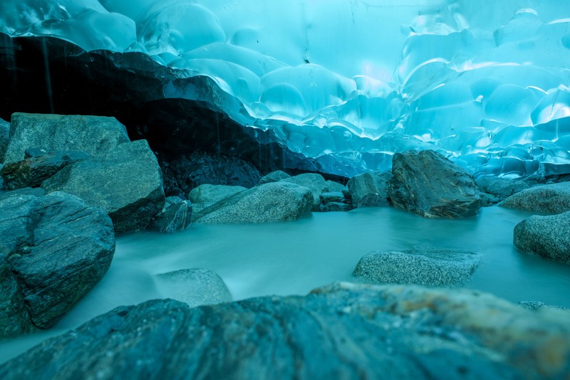 Близкий план реки в леднике с камнями и водой (ледяная пещера, пещера, ледник, природа, аква)