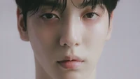 Soobin von Tomorrow X Together mit einem fesselnden Blick und einem ausdrucksvollen Gesichtsausdruck.