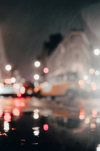 Paisaje nocturno de la ciudad: Reflejos brillantes en la lluvia