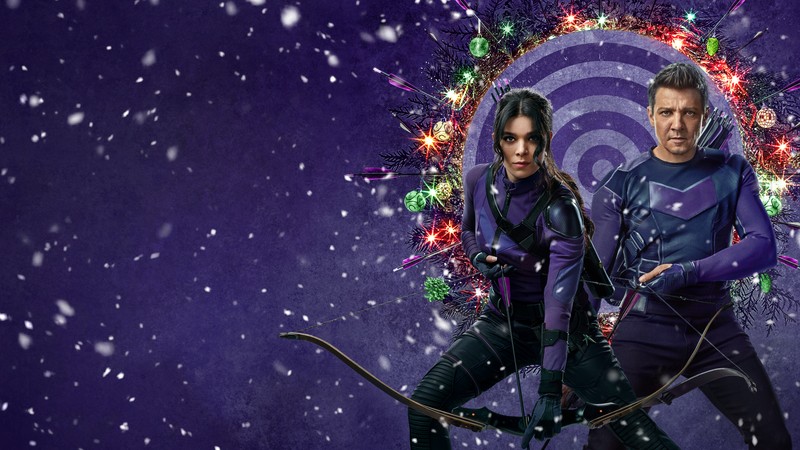 Пара людей стоит рядом друг с другом перед рождественским венком (hawkeye, so this is christmas, jeremy renner as clint barton, хейли стейнфелд как кейт бишоп, рождественский специальный выпуск)