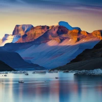 Crépuscule sur le lac Highland entouré de montagnes majestueuses