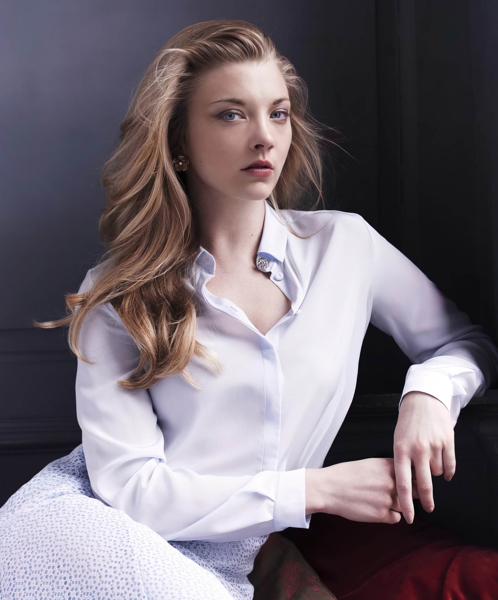 Une femme arabe assise sur une chaise dans une chemise blanche et un pantalon rouge (natalie dormer, 5k, actrice anglaise, belle actrice, gens)