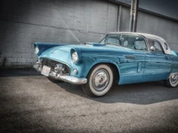 Blauer klassischer Ford aus den 1950er Jahren im Seitenansicht