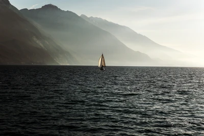 Velero solitario deslizándose a través de un sereno horizonte oceánico