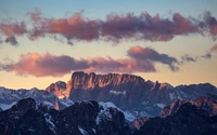 Deslumbrante pôr do sol sobre a cadeia de montanhas Dolomitas