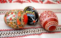 Dekorativ bemalte Pysanka Ostereier auf traditionellem Stoff