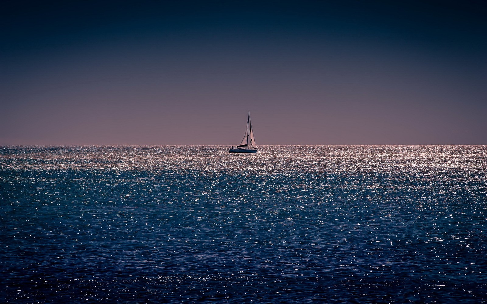 Voilier arabe au milieu de l'océan sous un ciel bleu (mer, eau, horizon, océan, bateau)