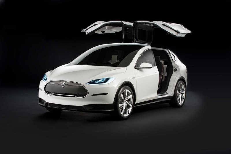 Белый tesla model x с открытыми дверями на черном фоне (tesla model x, тесла модель 3, tesla model 3, машина, tesla model s)