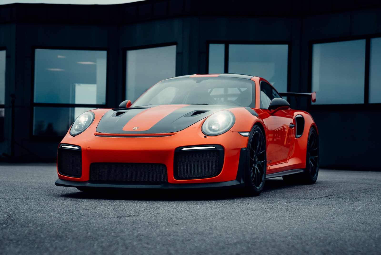 Une voiture de sport rouge garée devant un bâtiment (porsche 911 gt2 rs, 5k, voitures de sport, voitures, fond décran 4k)