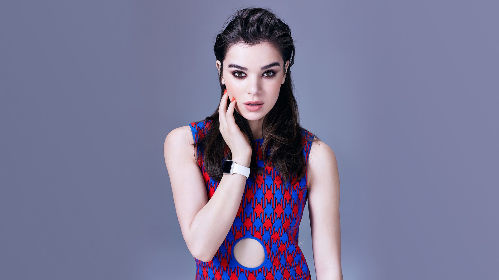 Une femme en robe bleue et rouge posant pour une photo (hailee steinfeld, belle actrice, actrice américaine, portrait, gens)