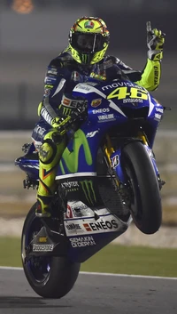 Valentino Rossi feiert den Sieg mit einem Wheelie in MotoGP