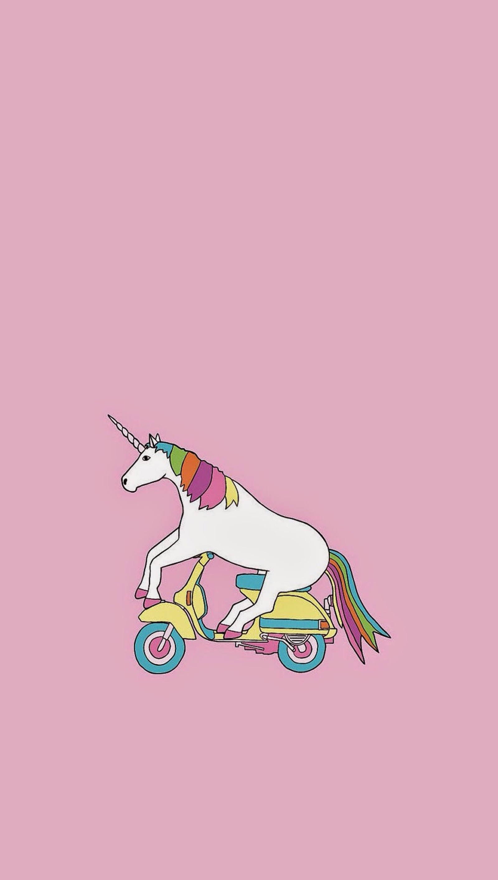 Un primer plano de un unicornio montando un scooter sobre un fondo rosa (colorido, lindo, unicornio)