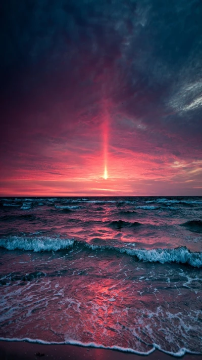 Lever de soleil radieux sur les vagues de l'océan