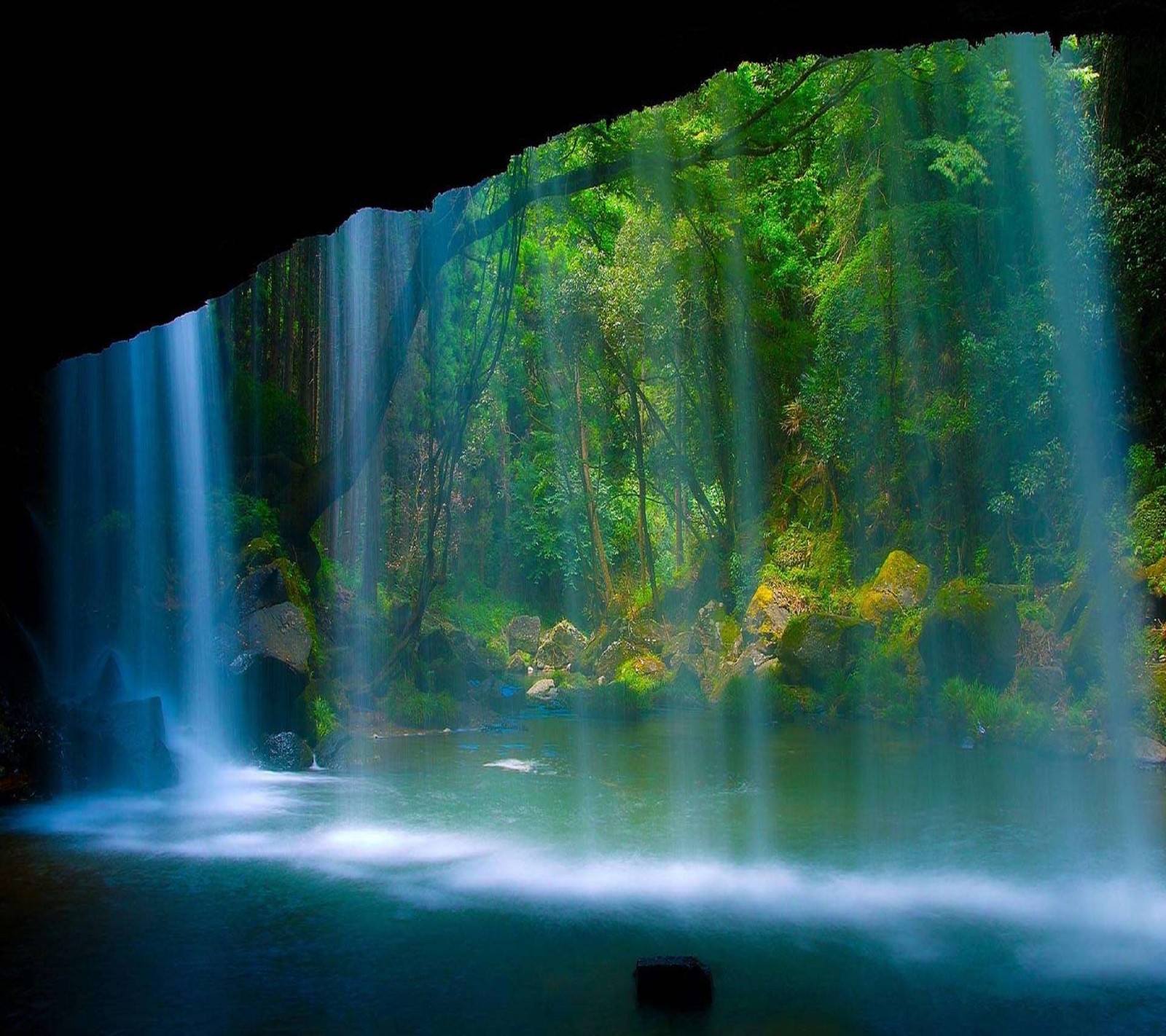 Cachoeira em uma caverna com uma grande cachoeira saindo dela (bonito, vista bonita, verde, natureza, cachoeira)