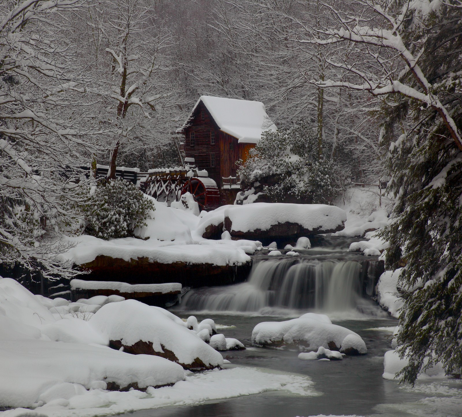 Cena nevada de uma pequena cachoeira e uma cabana na floresta (celeiro, ponte, país, neve, inverno)