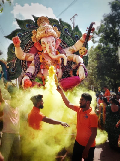 Celebración del Señor Ganesha durante Ganesh Chaturthi, con devotos ofreciendo oraciones en medio de colores vibrantes y un ambiente festivo en Mumbai.