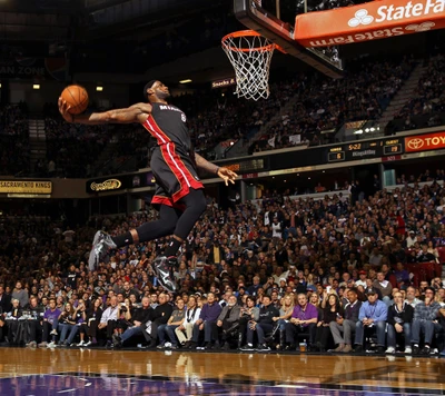 LeBron James schwebt für einen elektrisierenden Dunk gegen die Sacramento Kings