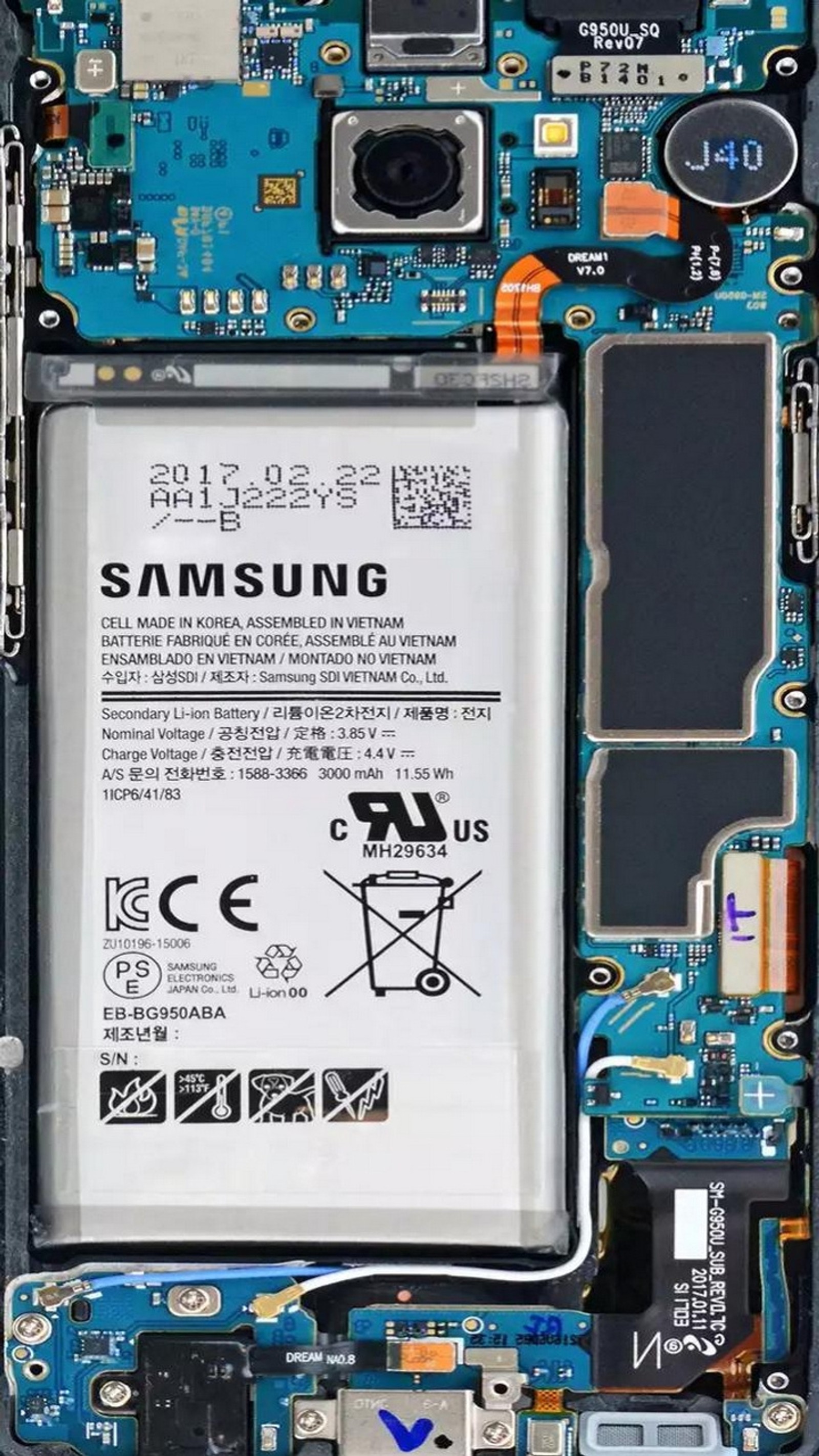 Un primer plano de un teléfono celular con una batería conectada (atrás, claro, galaxia, dentro, s8)