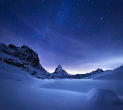 Ciel nocturne d'hiver au-dessus des montagnes couvertes de neige