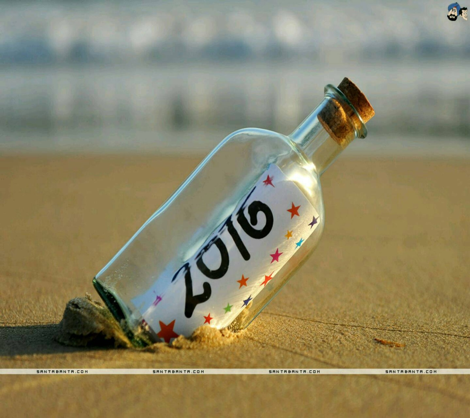 Un message dans une bouteille sur la plage avec une étoile de mer (génial, amour)