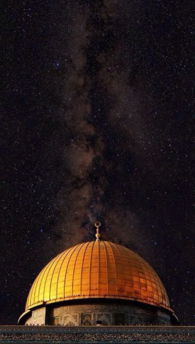 Cúpula de la Roca bajo un cielo estrellado en Jerusalén