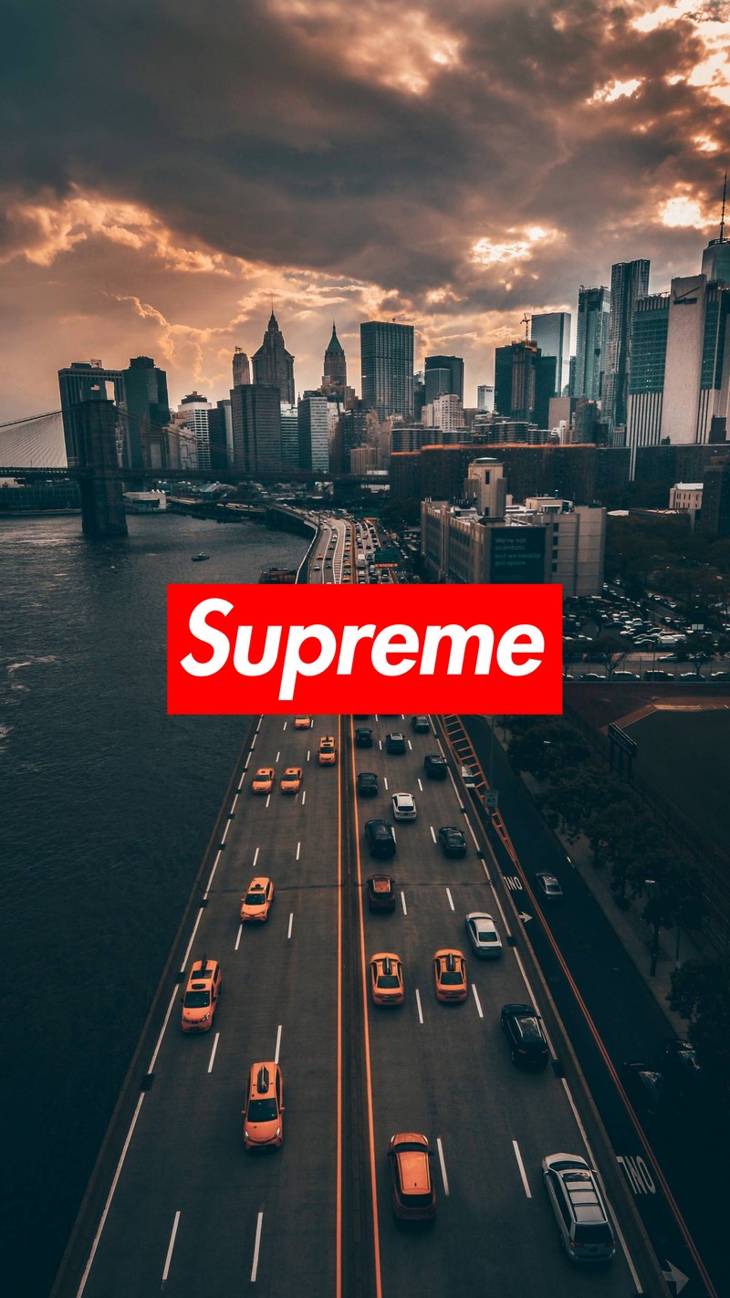 Вид на город с красной коробкой supreme на нем (город, вечер, роскошь, supreme)