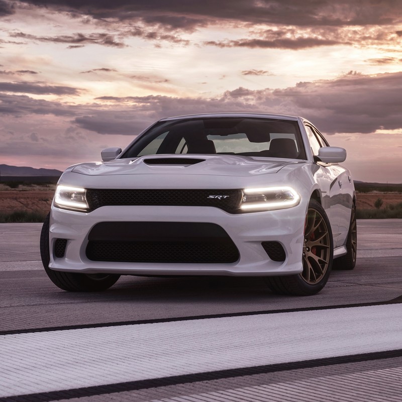 Белый dodge charger припаркованный на дороге с закатом на заднем плане (авто, машина, зарядное устройство, додж, dodge)